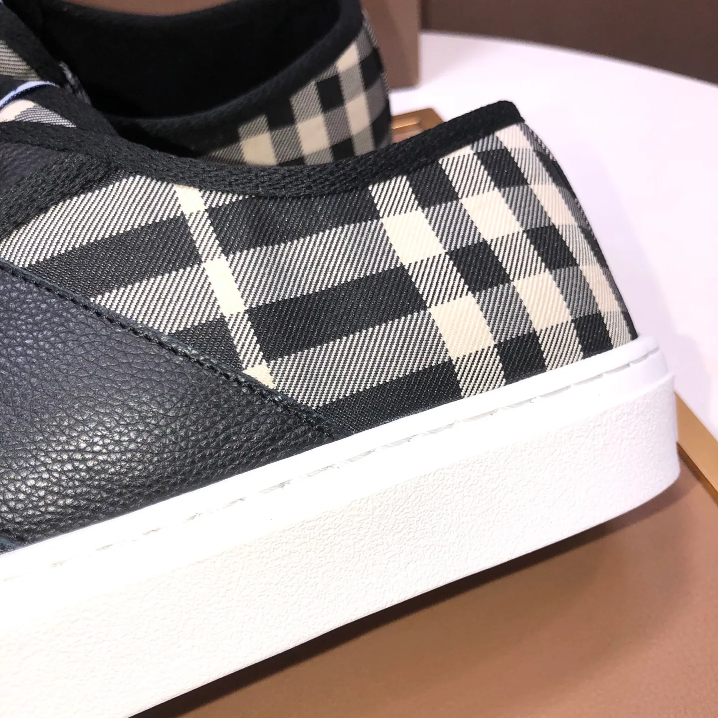 Men's shoes💰460💰【Burberry】Classic low-top sneakers｜Imported cowhide with classic plaid fabric｜Sheepskin lining｜Original outsole｜Fine workmanship and comfortable to wear Size: 38-44 (customized at 45)